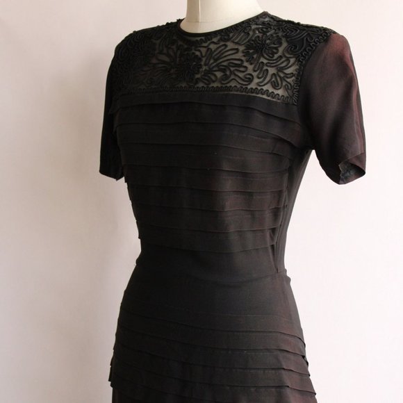 Vintage 1940s Dress / Black Rayon Dress With Soutache Trim, Peplum, and Shoulder - Picture 5 of 10